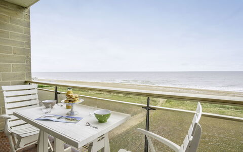 Le Golf: Water, Lucht, Tafel, Meubilair, Tableware, Gebouw, Stoel, Interieur Ontwerp, Fabriek, Buitenmeubels