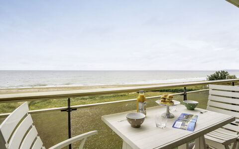 Le Golf: Tafel, Lucht, Water, Meubilair, Eigendom, Wolk, Stoel, Buitenmeubels, Gebouw, Tableware