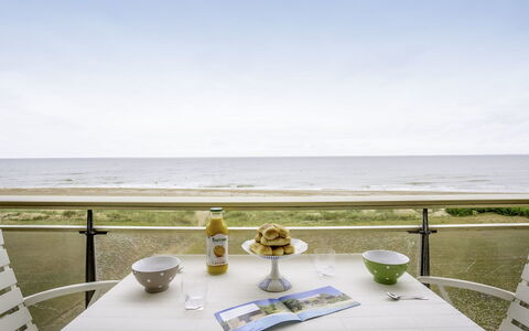 Le Golf: Tafel, Lucht, Water, Tableware, Dag, Meubilair, Wolk, Drinkware, Dishware, Azure