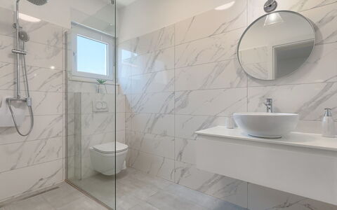 Vine: Badkamer, Tegel, Eigendom, Kamer, Verdieping, Interieur Ontwerp, Muur, Loodgieterswerkinrichting, Architectuur, Kraan