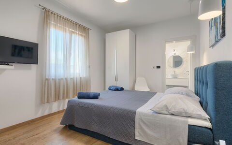Vine: Slaapkamer, Meubilair, Kamer, Bed, Eigendom, Interieur Ontwerp, Laken, Verdieping, Bed Frame, Plafond