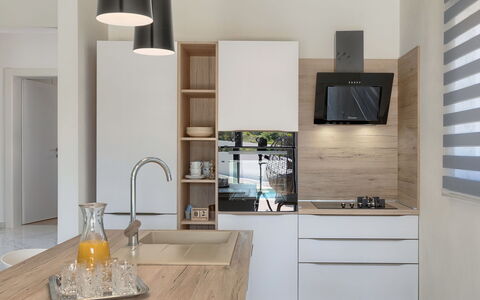 Vine: Countertop, Cabinetry, Eigendom, Meubilair, Tableware, Kraan, Keuken, Tafel, Hout, Interieur Ontwerp