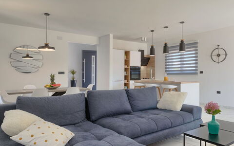 Vine: Tafel, Bankstel, Eigendom, Meubilair, Verlichting, Hoofdkussen, Slaapbank, Woonkamer, Interieur Ontwerp, Fotolijst