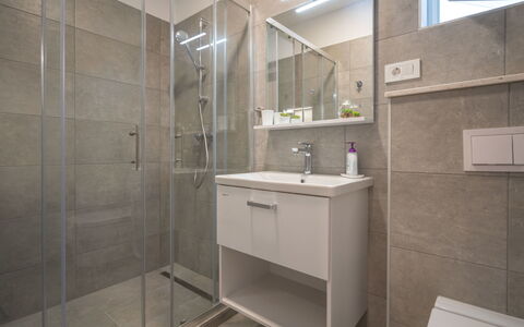 Natali: Spiegel, Loodgieterswerkinrichting, Wastafel, Badkamer, Kraan, Gebouw, Interieur Ontwerp, Flooring, Verdieping