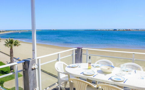 Laguna Beach: Water, Lucht, Eigendom, Tafel, Meubilair, Gebouw, Stoel, Azure, Schaduw, Buitenmeubels