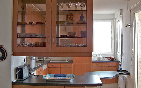 Laguna Beach: Cabinetry, Gebouw, Countertop, Keuken, Hout, Stellingen, Plank, Verlichting, Venster, Lade
