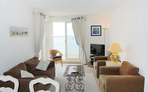 Laguna Beach: Kamer, Meubilair, Eigendom, Woonkamer, Interieur Ontwerp, Geel, Gebouw, Huis, Tafel, Verdieping
