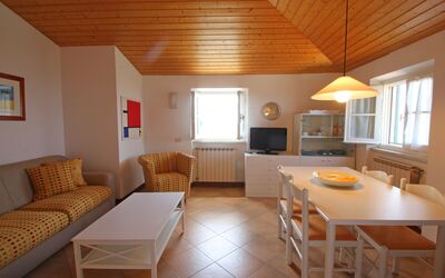 Levante: Kamer, Meubilair, Eigendom, Gebouw, Interieur Ontwerp, Plafond, Woonkamer, Huis, Tafel, Verdieping