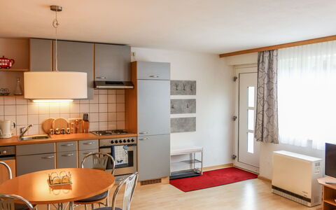 Annis Nest: Kamer, Meubilair, Eigendom, Interieur Ontwerp, Gebouw, Verdieping, Huis, Geel, Plafond, Woonkamer