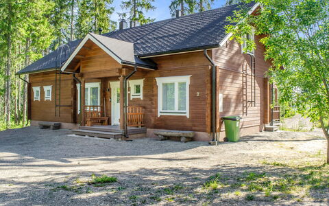 Villa Valo: Meubilair, Stoel, Buitenmeubels, Tafel, Hout, Buitentafel, Keuken En Eettafel, Schaduw, Tuin, Paraplu