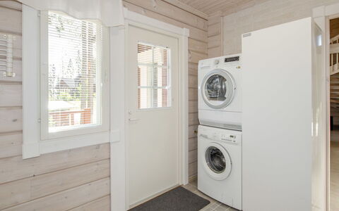 Villa Valo: Meubilair, Stoel, Buitenmeubels, Tafel, Hout, Buitentafel, Keuken En Eettafel, Schaduw, Tuin, Paraplu