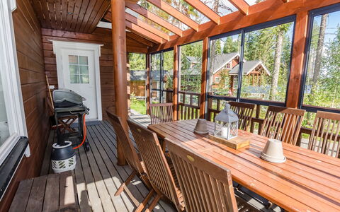 Villa Valo: Meubilair, Stoel, Buitenmeubels, Tafel, Hout, Buitentafel, Keuken En Eettafel, Schaduw, Tuin, Paraplu