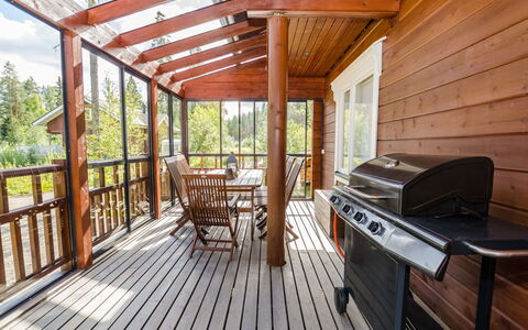 Villa Valo: Meubilair, Stoel, Buitenmeubels, Tafel, Hout, Buitentafel, Keuken En Eettafel, Schaduw, Tuin, Paraplu