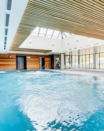 Peyragudes 651: Water, Eigendom, Zwembad, Gebouw, Azure, Schaduw, Vrije Tijd, Aqua, Huis