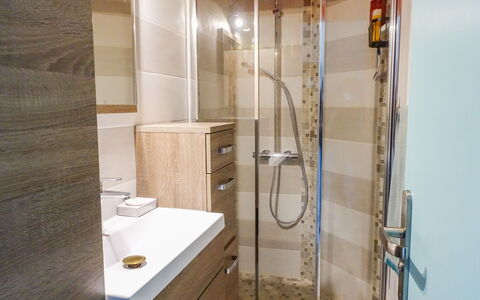 Estany: Kraan, Eigendom, Wastafel, Loodgieterswerkinrichting, Wastafel In De Badkamer, Badkamer, Interieur Ontwerp, Hout, Venster