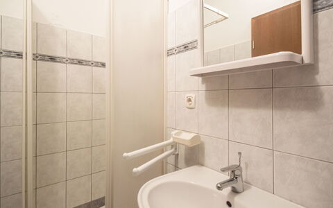 Pula Krnica 120: Badkamer, Eigendom, Tegel, Kamer, Kraan, Interieur Ontwerp, Architectuur, Muur, Loodgieterswerkinrichting, Ceramic