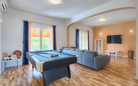 Melian: Meubilair, Eigendom, Recreatie Ruimte, Hout, Hal, Fotolijst, Interieur Ontwerp, Kamerplant, Venster, Woonkamer