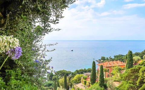 Margherita: Vegetation, Natuur, Blauw, Water, Groen, Lucht, Zee, Azure, Boom, Kust