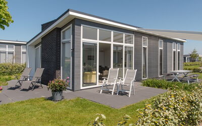 Wemeldinge 220: Fabriek, Lucht, Eigendom, Gebouw, Venster, Schaduw, Deur, Huis, Land Lot, Stoel