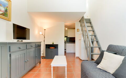 Gruissan 850: Kamer, Eigendom, Meubilair, Gebouw, Interieur Ontwerp, Verdieping, Huis, Onroerend Goed, Plafond, Tafel
