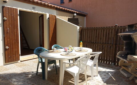 Gruissan 850: Tafel, Meubilair, Eigendom, Gebouw, Hout, Buitentafel, Stoel, Buitenmeubels, Schaduw, Huis