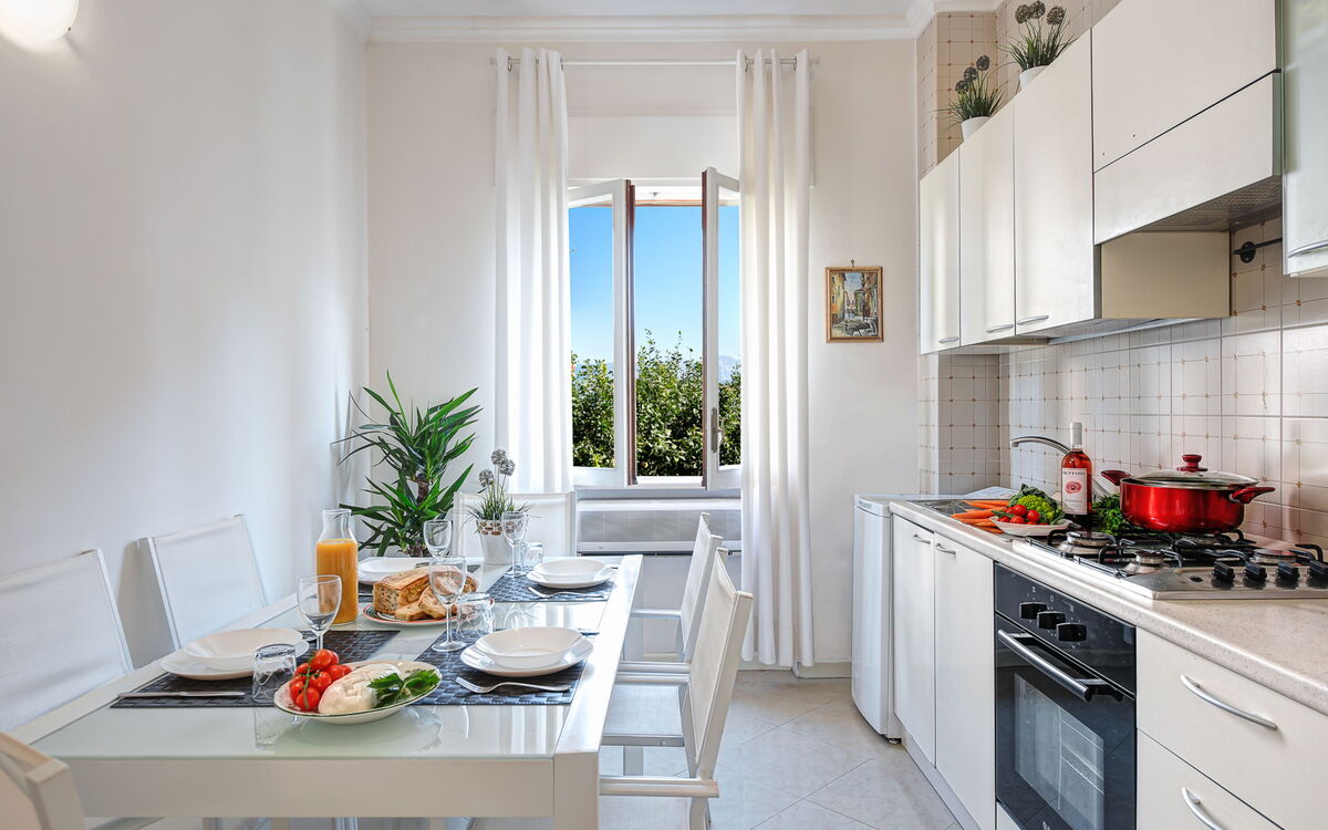 sailing-home-sorrento-apartment-kitchen