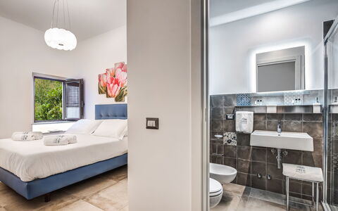 Loft In Sorrento: Meubilair, Eigendom, Gebouw, Spiegel, Comfort, Interieur Ontwerp, Fotolijst, Televisie, Verdieping, Bed Frame