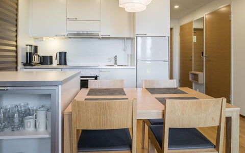 Nordic Chalet 9102: Meubilair, Stoel, Buitenmeubels, Tafel, Hout, Buitentafel, Keuken En Eettafel, Schaduw, Tuin, Paraplu