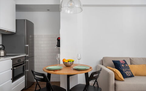 La Dorada: Kamer, Meubilair, Eigendom, Interieur Ontwerp, Geel, Gebouw, Verdieping, Tafel, Huis, Keuken