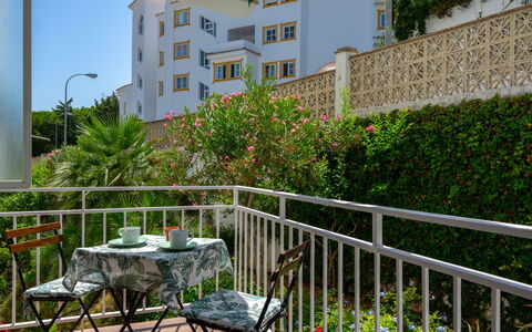 La Dorada: Eigendom, Vegetation, Onroerend Goed, Gebouw, Huis, Woongebied, Balkon, Huis, Appartement, Architectuur