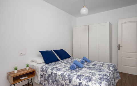 La Dorada: Slaapkamer, Bed, Kamer, Meubilair, Eigendom, Laken, Bed Frame, Bedding, Verdieping, Muur