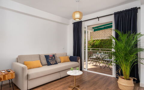 La Dorada: Kamer, Groen, Meubilair, Laminaatvloer, Interieur Ontwerp, Woonkamer, Eigendom, Verdieping, Geel, Houten Vloer
