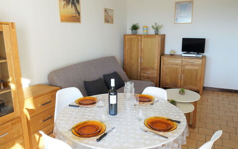 Narbonne-Plage 120: Tafel, Voedsel, Meubilair, Fles, Tableware, Cabinetry, Fotolijst, Hout, Interieur Ontwerp, Oranje