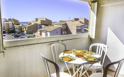 Narbonne-Plage 120: Tafel, Meubilair, Gebouw, Tableware, Eigendom, Stoel, Venster, Interieur Ontwerp, Lucht, Huis