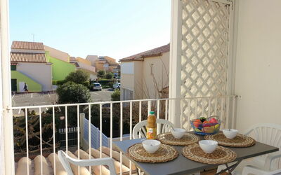 Narbonne-Plage 120: Tafel, Lucht, Eigendom, Meubilair, Gebouw, Tableware, Stoel, Fabriek, Schaduw, Hout