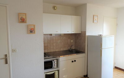 Les Balcons de la Méditerranée 120.2: Cabinetry, Eigendom, Countertop, Gootsteen, Wastafel, Gebouw, Kraan, Keuken, Hout, Fornuis