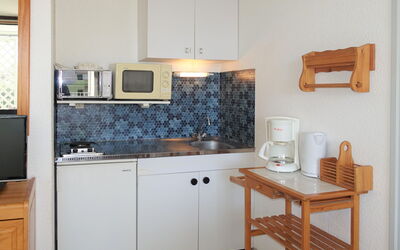 Les Balcons de la Méditerranée 120.16: Cabinetry, Meubilair, Eigendom, Gebouw, Countertop, Hout, Fornuis, Interieur Ontwerp, Flooring, Keuken