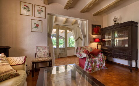 Villa Lander: Kamer, Woonkamer, Meubilair, Interieur Ontwerp, Eigendom, Gebouw, Verdieping, Plafond, Houten Vloer, Tafel