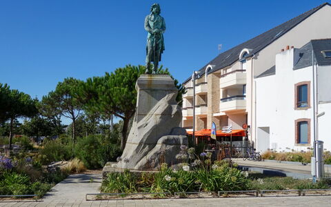 Résidence le Grand Bleu: Standbeeld, Monument, Eigendom, Beeldhouwwerk, Landmark,  Dorf\, Architectuur, Gedenkteken, Boom, Woongebied
