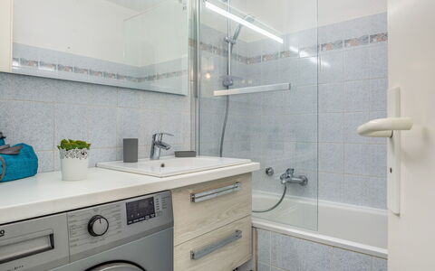 Résidence le Grand Bleu: Badkamer, Kamer, Eigendom, Tegel, Interieur Ontwerp, Onroerend Goed, Gebouw, Architectuur, Kraan, Materiële Goederen
