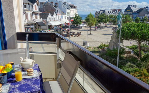Résidence le Grand Bleu: Eigendom, Onroerend Goed, Gebouw, Vakantie, Balkon, Appartement, Huis, Dak, Boom, Kamer
