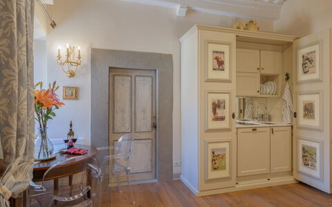 Casa Annateresa: Cabinetry, Eigendom, Fotolijst, Meubilair, Hout, Interieur Ontwerp, Verlichting, Hal, Deur, Flooring