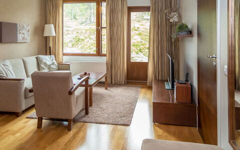 Ylläs Chalets 2207: Meubilair, Stoel, Buitenmeubels, Tafel, Hout, Buitentafel, Keuken En Eettafel, Schaduw, Tuin, Paraplu
