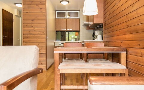 Ylläs Chalets 2207: Meubilair, Stoel, Buitenmeubels, Tafel, Hout, Buitentafel, Keuken En Eettafel, Schaduw, Tuin, Paraplu