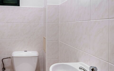 Holiday Hill 61: Bruin, Loodgieterswerkinrichting, Badkamer, Zwart, Kraan, Wastafel, Interieur Ontwerp, Rechthoek