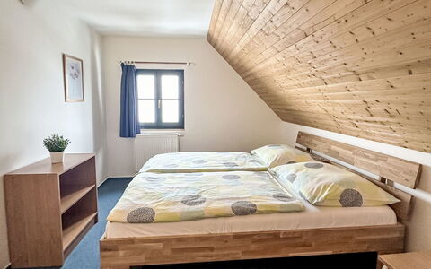 Holiday Hill 61: Bed, Slaapkamer, Bedding, Hout, Laken, Flooring, Verdieping, Bed Frame, Interieur Ontwerp, Kamer