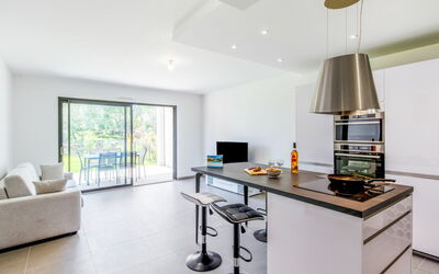 Domaine D'Arca 140.2: Meubilair, Cabinetry, Bankstel, Countertop, Azure, Interieur Ontwerp, Woonkamer, Tafel, Hout, Fornuis