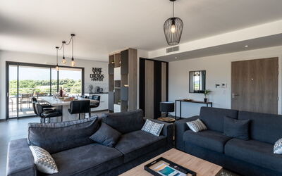 Domaine D'Arca 140.1: Tafel, Fotolijst, Bankstel, Eigendom, Meubilair, Slaapbank, Woonkamer, Verlichting, Interieur Ontwerp, Lamp