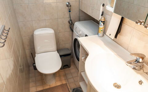 Ski and Camp Golf Casa Rocala: Wc Bril, Loodgieterswerkinrichting, Badkamer, Toilet, Wastafel In De Badkamer, Wastafel, Flooring, Interieur Ontwerp, Verdieping, Kraan