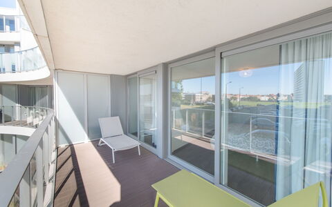 Costae with Balcony: Eigendom, Kamer, Gebouw, Architectuur, Balkon, Huis, Onroerend Goed, Interieur Ontwerp, Appartement, Daylighting